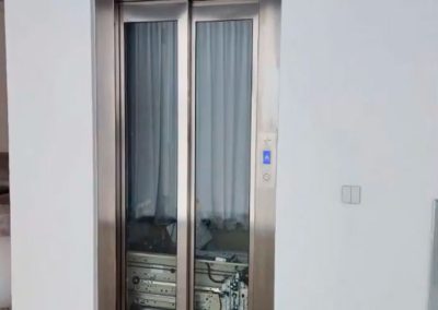 Montaje de ascensor en casa de lujo (VÍDEO)