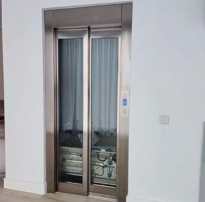 Montaje de ascensor en casa de lujo (VÍDEO)
