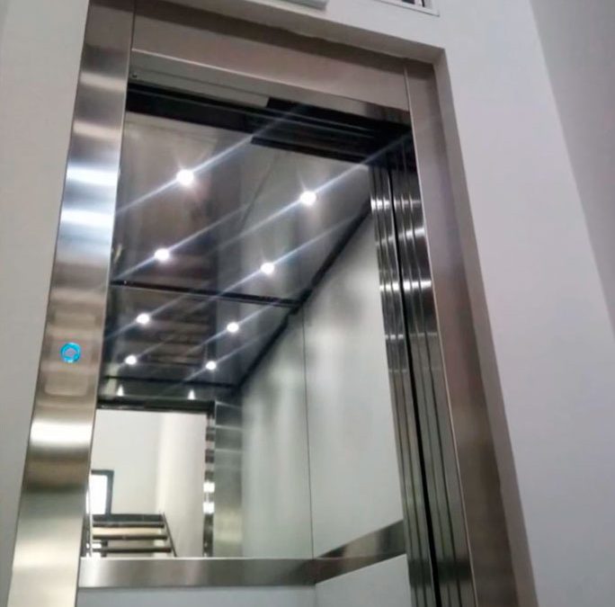 Muntatge d´ascensor amb gran espiell (VÍDEO)